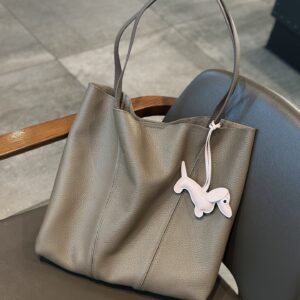 Top-grain cowhide tote bag, luxurious feel, large capacity, perfect for commuting and shopping