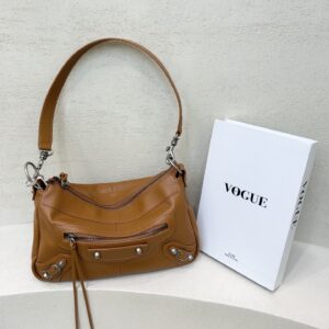 Custom-made top-grain vegetable-tanned cowhide motorcycle bag, new cross-border European and American trendy studded niche shoulder/underarm bag.