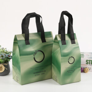 Disposable non-woven insulated takeout bags, customizable logo packaging for milk tea, catering, and commercial use, made with aluminum foil.