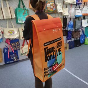 Customized nonwoven tote bags using three-dimensional heat pressing